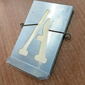 27 STAMPINI TRAFORATI LETTERE alfabeto MM.80 LAMIERA ZINCO STAMPI SCRITTA