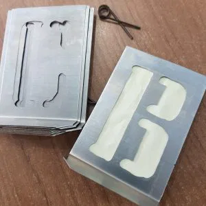 27 STAMPINI TRAFORATI LETTERE alfabeto MM.60 LAMIERA ZINCO STAMPI SCRITTA