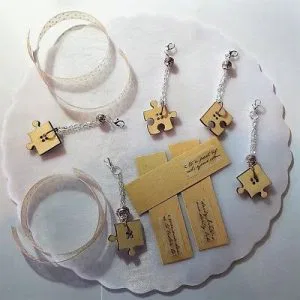 stock BOMBONIERE BATTESIMO CRESIMA COMUNIONE MATRIMONIO PUZZLE LEGNO PORTACHIAVI