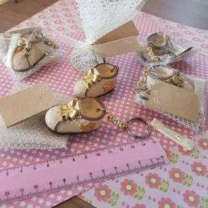 stock BOMBONIERE BATTESIMO NASCITA SCARPINA ANTICATA BEIGE ORO RETE NASTRO POIS