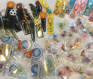 lotto articoli regalo RIVENDITA  stock 70 scacciaspiriti segnalibri