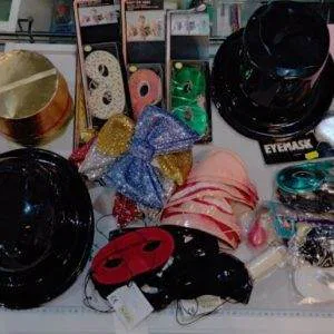 Lotto E accessori carnevale II SCELTA maschere cappelli scherzi