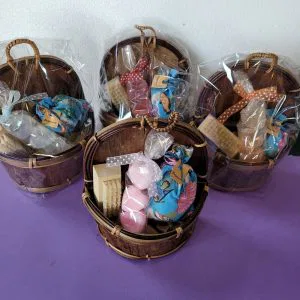 A) Cestino legno saponette profumate fiori secchi idea regalo artigianale sapone