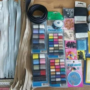 LOTTO CUCITO SET 03  CERNIERE SARTO METRO FILO AGHI FETTUCCIA BOTTONI SET STOCK