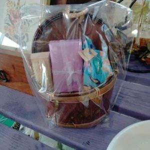 D) Cestino legno Saponetta fiori secchi Spazzola idea regalo artigianale