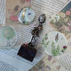 AR19) Statuina Peltro Cesellato Cappuccetto Rosso Bambina Fiori Vintage Antica