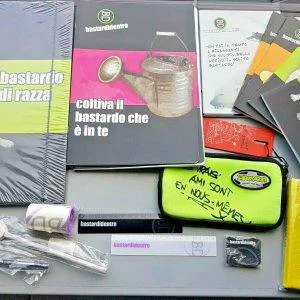 V16  stock lotto BASTARDI DENTRO  scuola cartoleria cancelleria diario quaderni