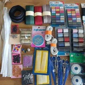 LOTTO CUCITO SET 04  CERNIERE SARTO METRO FILO AGHI FORBICI BOTTONI SET STOCK