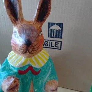 Cartapesta Decorato A Mano coniglietto con giacca verde  raro da collezione