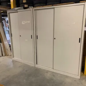 Stock Armadi in metallo ad ante scorrevoli