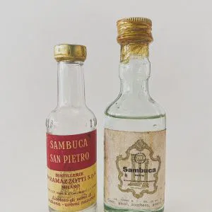 (cod:9)  LOTTO 2 BOTTIGLIETTE SAMBUCA SAN PIETRO E SAMBUCA EXTRA MIGNON