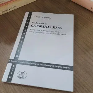 C) FONDAMENTI DI GEOGRAFIA UMANA GIUSEPPE ROCCA  LIBRO ECIG UNIVERSITAS