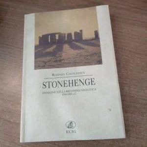 D) STONEHENGE INDAGINE NELLA BRITANNIA CASTLEDEN LIBRO ECIG FUORI CATALOGO RARO