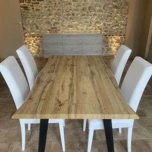 Tavolo legno sagomato con 4 sedie ecopelle bianca