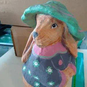 Cartapesta Decorato A Mano coniglietta con cappello raro da collezione