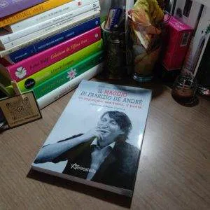 Il maggio Di Fabrizio De André un impiegato una storia il poeta Aereostella